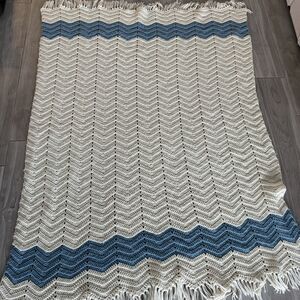 Vintage‎ Handmade 61x51 Crochet Throw Lap Handmade Blanket Chevron Blue White